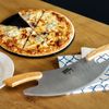 Tranche pizza rocket poignées en olivier 35cm de découpe - Visuel 3